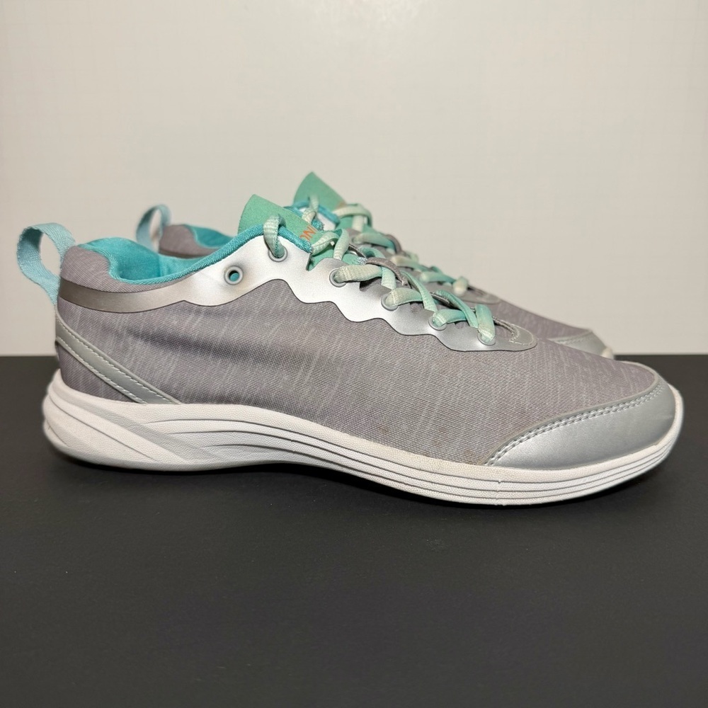 Womens VIONIC Fyn Silver Athletic Shoes / Size 7
